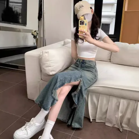 Chân váy jean xẻ tà cách điệu – điểm nhấn phong cách mới lạ