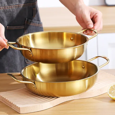 chảo đáy bầu 2 quai, thường dùng để nấu mì cay, nấu lẩu mini, xào nấu tại bàn hoặc đựng thức ăn trang trí (TH749)