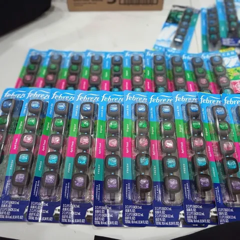 Nước Hoa Ô Tô Febreze Cao Cấp Kẹp Cửa Gió Điều Hòa Xe Hơi Febreze Car Vent Air Freshener (nhiều mùi) 868060