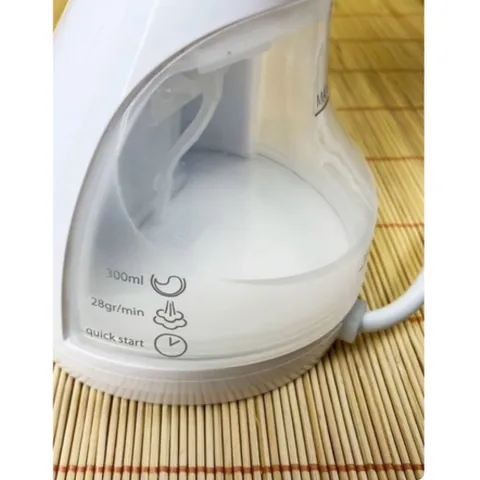 Bàn ủi hơi nước cầm tay Lock&Lock ENI222WHT