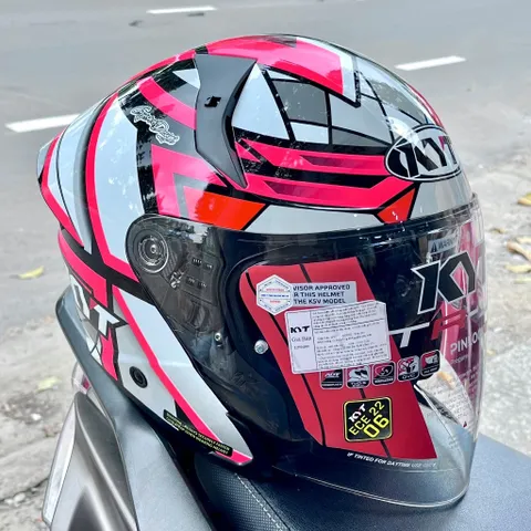Nón Bảo Hiểm KYT TTR-JET 3/4 Tem Mosaic Fuxia Chính Hãng – Kính Dài, Kính Âm, Chuẩn ECE 22.06