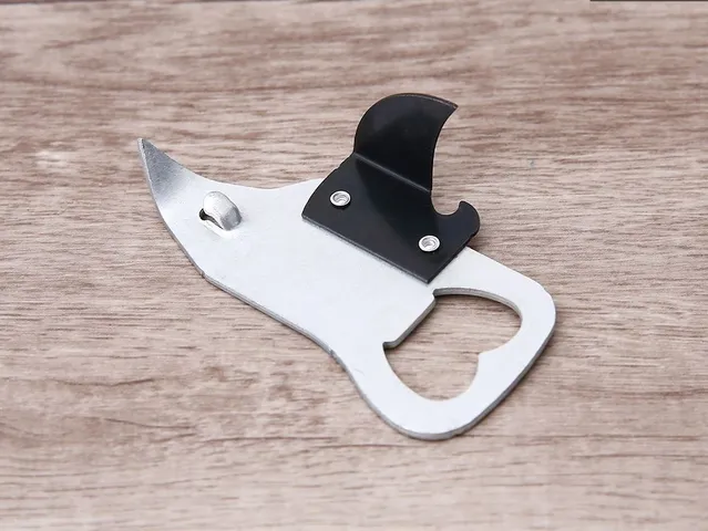 Đồ khui đa năng, Dùng lỗ tròn phía đuôi kẹp vào nắp chai rồi bẩy lên (TH754)