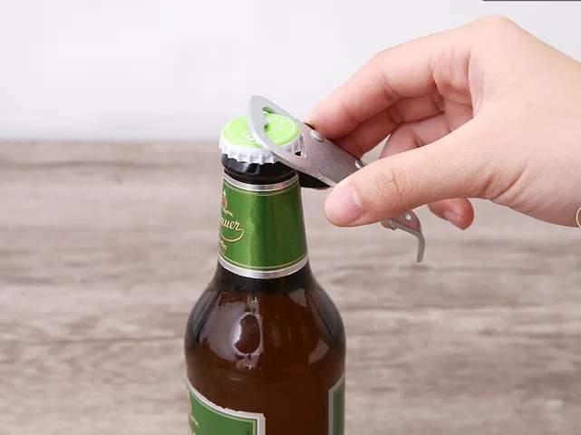 Đồ khui đa năng, Dùng lỗ tròn phía đuôi kẹp vào nắp chai rồi bẩy lên (TH754)