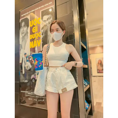 Quần Sọt Jean Nữ Mẫu Trơn Lật Lai Đính Logo Siêu Cute