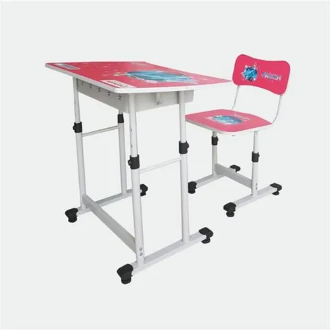 BÀN HỌC SINH BHS-14-08 MÔ TẢ SẢN PHẨM Bộ bàn, ghế làm từ gỗ MFC chống xước và thép sơn tĩnh điện màu ghi.  Cơ cấu nâng hạ tăng chỉnh chiều cao linh hoạt.  Mặt bàn, ghế in nhân vật hoạt hình, tạo sự th