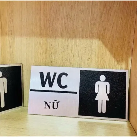 [HOẢ TỐC] Bảng wc nam nữ chất liệu alu bạc xước in uv có sẵn keo dính mặt sau, thiết kế và in mẫu theo yêu cầu