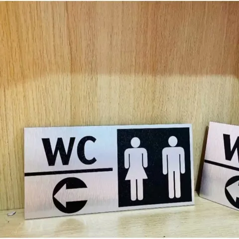 [HOẢ TỐC] Bảng wc nam nữ chất liệu alu bạc xước in uv có sẵn keo dính mặt sau, thiết kế và in mẫu theo yêu cầu