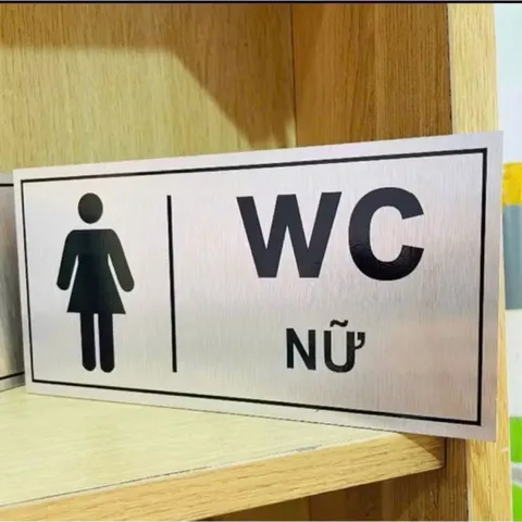 [HOẢ TỐC] Bảng wc nam nữ chất liệu alu bạc xước in uv có sẵn keo dính mặt sau, thiết kế và in mẫu theo yêu cầu