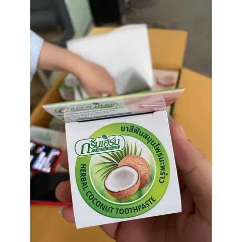 Kem tẩy trắng răng dừa Green Herb Thái Lan 25g