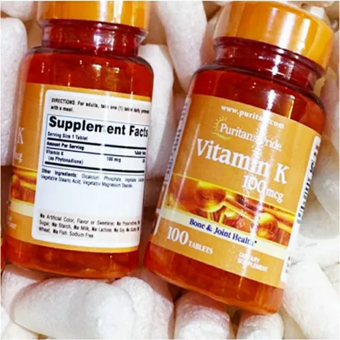 Viên uống Puritan's Pride Vitamin K 100 mcg |100 viên| Kích hoạt quá trình đông máu/Ngăn ngừa vôi hóa mạch máu & Bảo vệ sức khỏe của xương [S/P Chuẩn Mỹ]