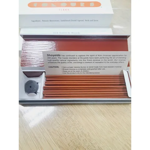 Hương Terra nồng nàn, ngọt ngào của cánh kiến trắng kết hợp mịn màng trên nền gỗ đàn hương và các loại thảo mộc