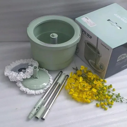 Bộ cây lau nhà xoay tay LocknLock  ETM498MIT  Corner 2 bông lau