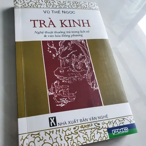 Trà Kinh (quyển sách đầu tiên viết về nghệ thuật uống trà của Đông phương) – Vũ Thế Ngọc