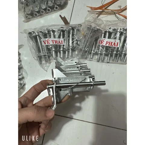 Chốt cửa ngang vế trái, vế phải dài 9cm
