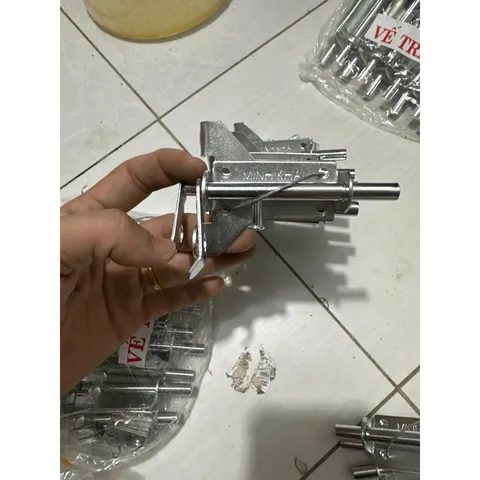 Chốt cửa ngang vế trái, vế phải dài 9cm