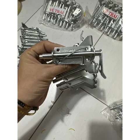 Chốt cửa ngang vế trái, vế phải dài 9cm