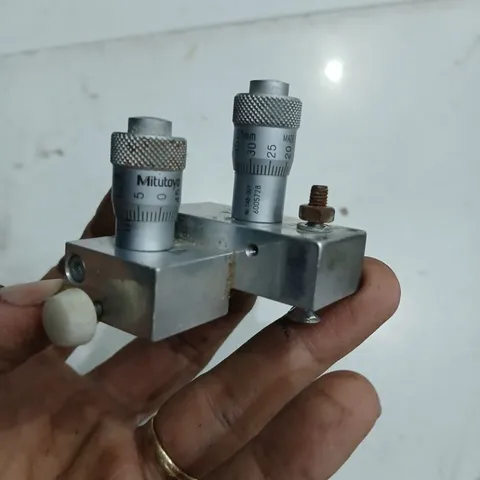 cụm cặp 2 panme Mitutoyo Japan kèm đế nhôm tháo máy tinh chỉnh vị trí 0.01mm