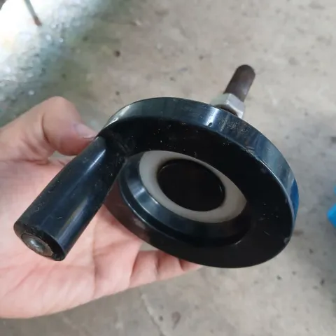 tay quay sắt nhựa kĩ thuật 80 100 ôm trục kim loại phi 10 12mm