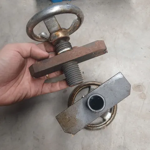 tay quay sắt nhựa kĩ thuật 80 100 ôm trục kim loại phi 10 12mm