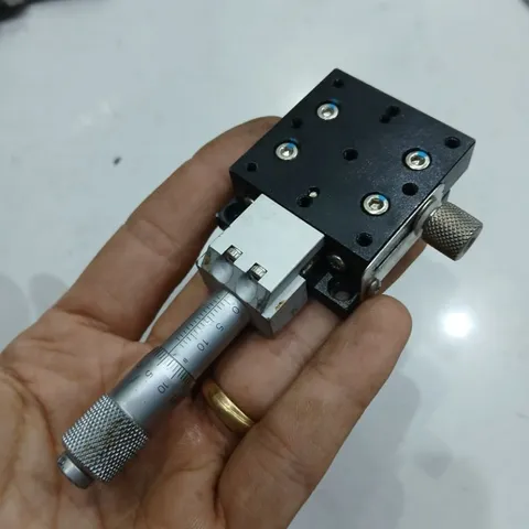 bàn trượt tinh chỉnh một trục 40x40 dùng panme 0.01 mm ray con lăn độ chính xác cao hành trình 13mm có vạch