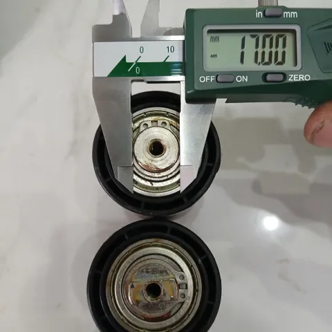 con lăn vỏ nhựa trục 17 vòng bi 6007 lỗ ốc M6 có trục vát chống xoay băng tải, ép vật liệu