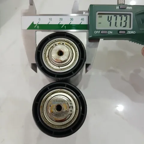 con lăn vỏ nhựa trục 17 vòng bi 6007 lỗ ốc M6 có trục vát chống xoay băng tải, ép vật liệu