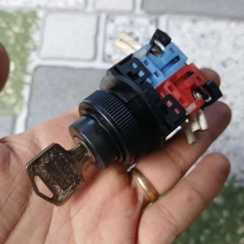 công tắc khóa tháo máy 1 NC 1 NO