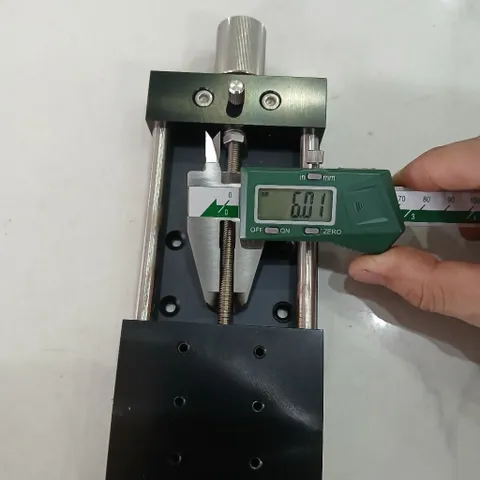 bàn trượt nhôm trượt tròn phi vít me cơ 0601 hành trình 100