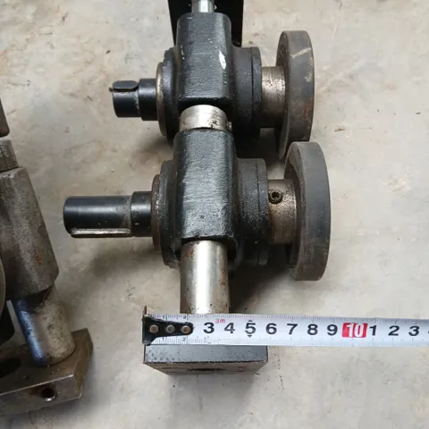 cơ cấu truyền động ép vật liệu 2 con lăn cao su trục trượt phi 16 trục xoay 25 đường kính 90