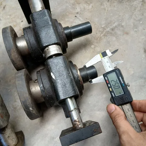 cơ cấu truyền động ép vật liệu 2 con lăn cao su trục trượt phi 16 trục xoay 25 đường kính 90