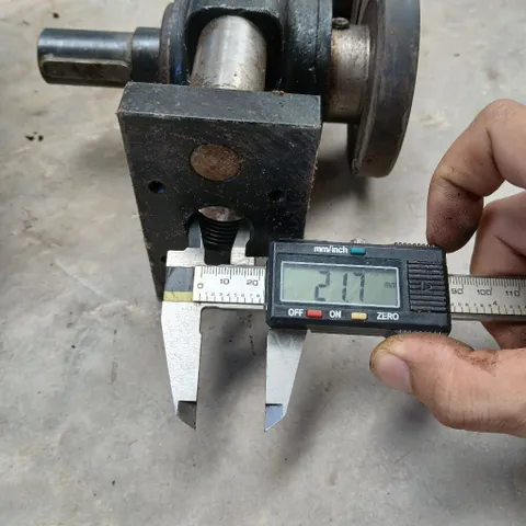 cơ cấu truyền động ép vật liệu 2 con lăn cao su trục trượt phi 16 trục xoay 25 đường kính 90