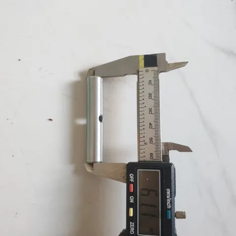 trục thép tròn phi 12 dài 61mm có lỗ xuyên thân