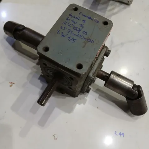 [emerson USA] hộp số giảm tốc kèm 2 khớp nối tỉ lệ 1/5 bánh răng trục vít