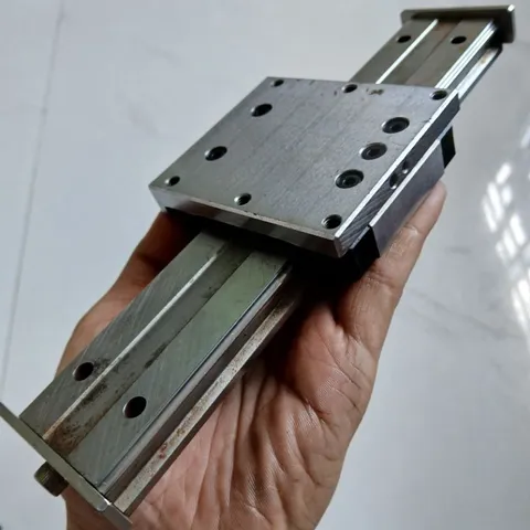 [4 hàng bi - chỉnh độ rơ] ray dẹp Bản 42 THK HR1530 có mặt bích và cữ chặn chế mài kìm kéo hàn gọt cell pin