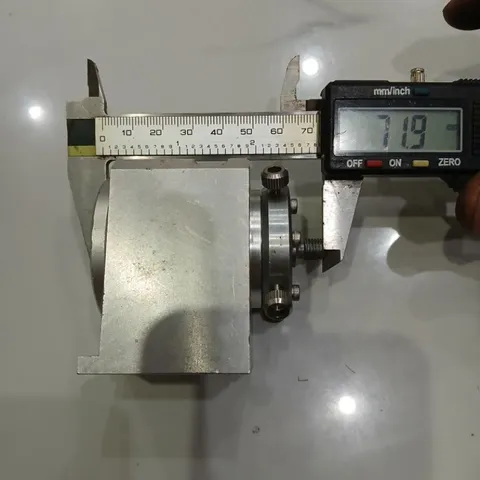 chân đế nhôm nguyên khối kèm thấu kính chỉnh tiêu cự