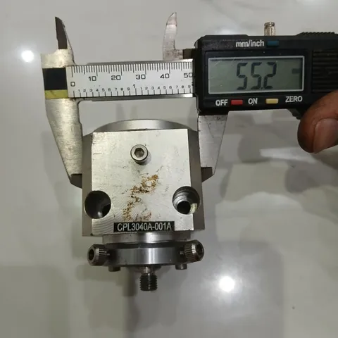 chân đế nhôm nguyên khối kèm thấu kính chỉnh tiêu cự