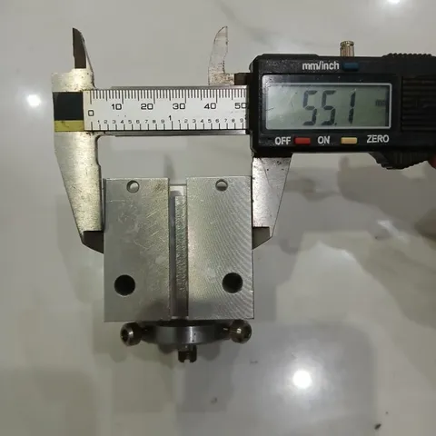 chân đế nhôm nguyên khối kèm thấu kính chỉnh tiêu cự