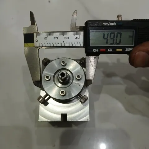 chân đế nhôm nguyên khối kèm thấu kính chỉnh tiêu cự