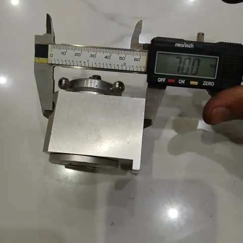 chân đế nhôm nguyên khối kèm thấu kính chỉnh tiêu cự