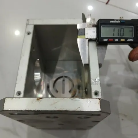 hộp nhôm có lỗ dày 11mm rãnh hạt đậu chỉnh góc xoay chế đầu tiện phay chống tâm
