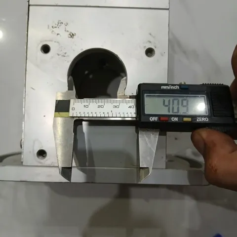 hộp nhôm có lỗ dày 11mm rãnh hạt đậu chỉnh góc xoay chế đầu tiện phay chống tâm