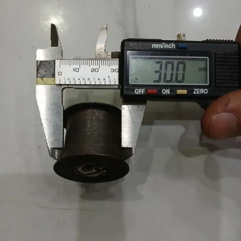 ru lô con lăn thép có mép gờ đường kính 30 2 vòng bi 698 ốc M5 đai nhám băng chuyền