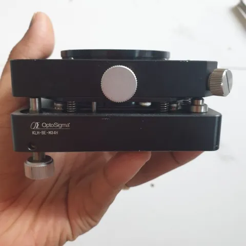 bộ chỉnh nghiêng thăng bằng kèm XY 2 trục có khóa optosigma vuông 95mm thông lỗ 55mm nhôm anode đen