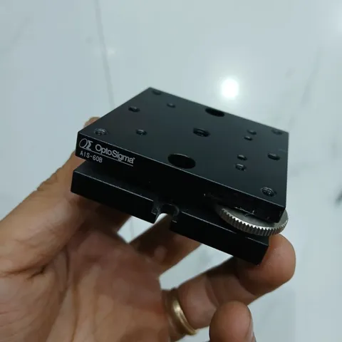 bộ chỉnh nghiêng thăng bằng kèm XY 2 trục có khóa optosigma vuông 95mm thông lỗ 55mm nhôm anode đen