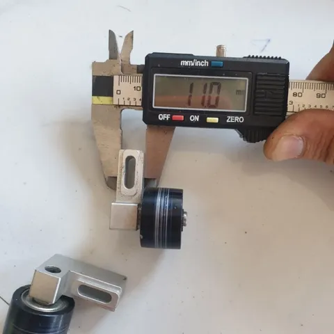 con lăn nhôm Maxwell có đế đường kính 25 dài 16 có rãnh ốc M4 2 vòng bi 626 NSK căn chỉnh vị trí chế mài nhám