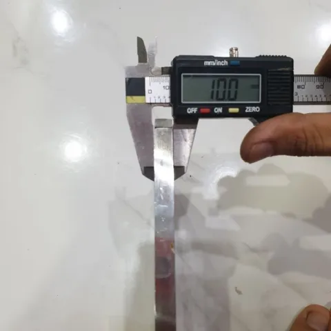 tấm thép trắng kích thước 150x150x10mm chế bàn gọt cell pin