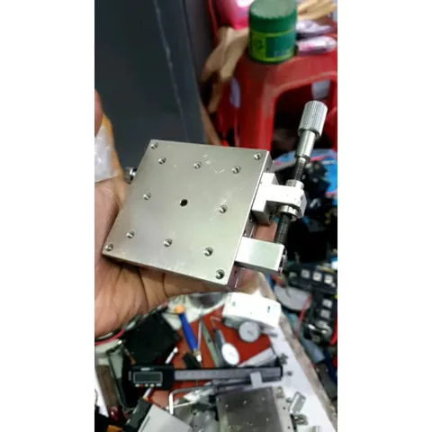 bàn trượt full thép trắng kích thước 8x8cm, dùng vít cơ bước 0.5mm