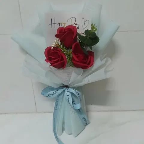 Bó hoa sáp thơm 3 bông màu hồng đỏ xinh xắn làm quà tặng 20/10 cho người yêu thương