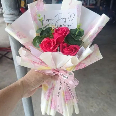 Bó hoa sáp thơm 3 bông màu hồng đỏ xinh xắn làm quà tặng 20/10 cho người yêu thương