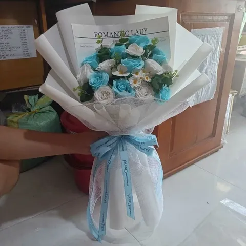 Bó hoa sáp (hoặc hoa giả trang trí) được gói theo kiểu Hàn Quốc với tông màu hồng và xanh pastel tặng 20/10